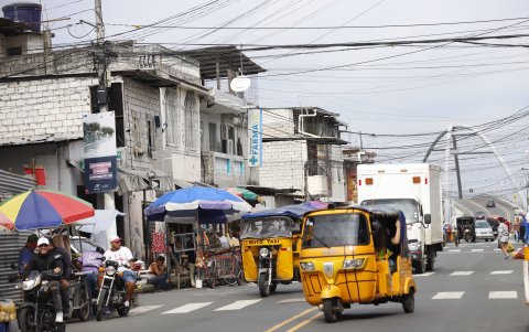 Desde Tulcán hasta el puente del estero del Muerto, la avenida Ernesto Albán se muestra desordenada por los negocios a la intemperie y el paso de las tricimotos.