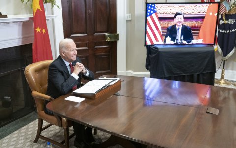 El presidente de los Estados Unidos, Joe Biden, habla con el presidente chino, Xi Jinping, en una fotografía de archivo.