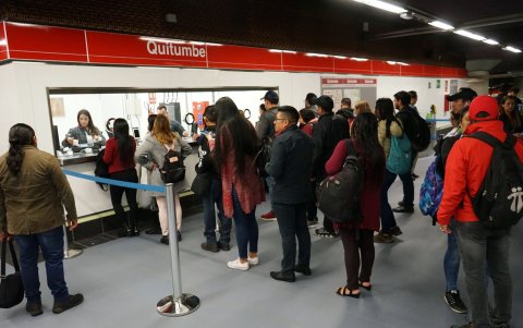 Conflictos. El 2 de mayo se abrieron las puertas del metro para que opere comercialmente. Una serie de anomalías se reportaron.
