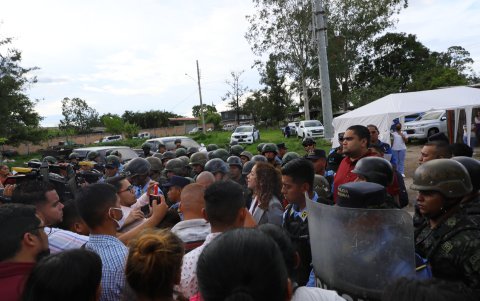 Familiares y periodistas esperan por información en el penal donde al menos 46 personas fallecieron y otras siete resultaron heridas en una reyerta en una cárcel