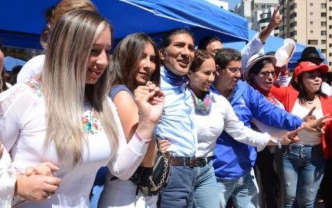 Yaku Pérez y Nory Pinela acuden al CNE a inscribir candidatura