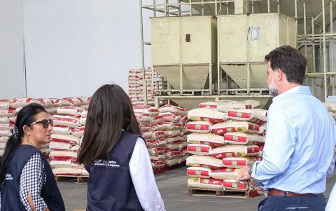Operativo.- El gobernador del Guayas, Francesco Tabacchi, realiza control por el aumento del precio del arroz.