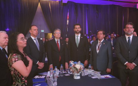 Guillermo Lasso (c) y los ministros Niels Olsen (d) y César Rohon (d) el día del anuncio.