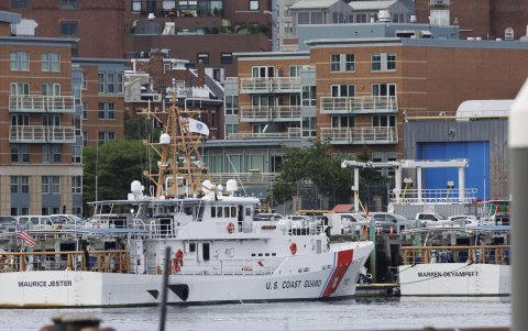 Vista del operativo de la Guardia Costera de EE.UU., este 20 de junio de 2023, que se despliega para hallar un submarino que intentaba visitar los restos del Titanic, en Boston, Massachusetts.