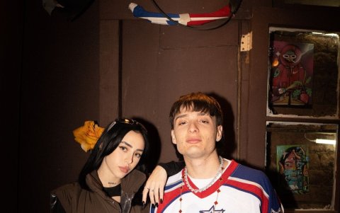 Peso Pluma y Nicki Nicole en grabación de videoclip.