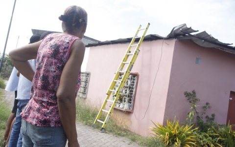 Daños. El techo de una vivienda fue alcanzado por la onda expansiva.
