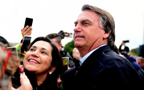 El expresidente brasileño Jair Bolsonaro es recibido hoy por simpatizantes en Porto Alegre, Río Grande do Sul (Brasil).