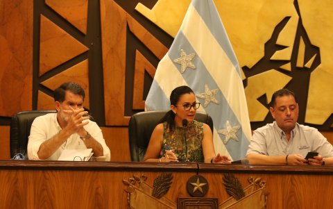 Autoridades.- El gobernador de Guayas, Francesco Tabacchi y la prefecta de Guayas, Marcela Aguiñaga, escuchan a los arroceros.