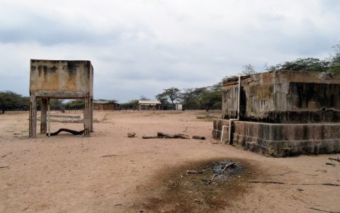 Fotografía de archivo de un tanque de agua no operativo en la ranchería Makú en Uribia (Colombia).