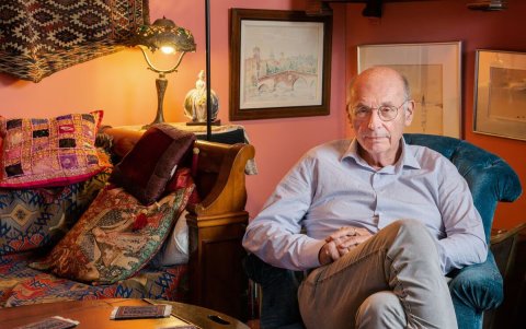 Boris Cyrulnik en su hogar.
