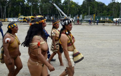 Mujeres. El  miércoles 21 de junio, las mujeres recorrieron cuatro horas por la selva hasta llegar al campamento petrolero.