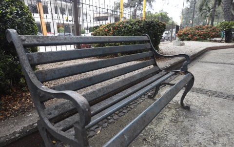 varias bancas muestran deterioro y daños por la falta de mantenimiento.