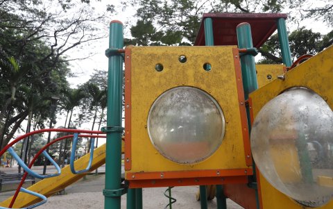 Limpieza. Las áreas de juegos infantiles y de ejercicio para personas adultas están sucias y algunas hasta dañadas