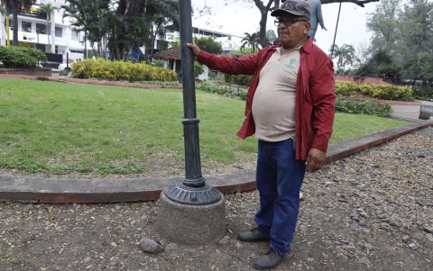 Las bases de las luminarias internas del parque también comienzan a ceder por falta de mantenimiento.