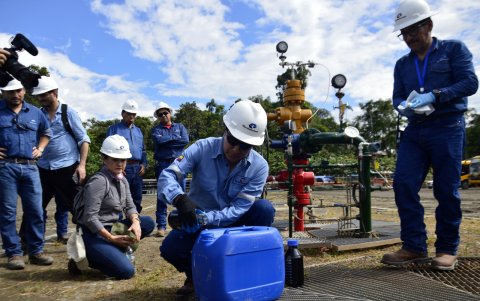 Demostración. Personal técnico de Petroecuador extrae el crudo para demostrar la calidad del petróleo.