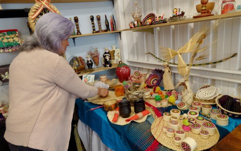 Cecilia Yánez Vásquez, exhibe parte de los artículos que crea con el tamo del maíz y de la cebada.