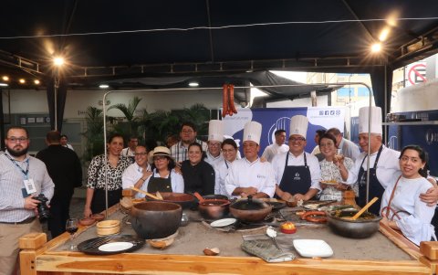 Varias personas asistieron invitadas a la presentación del horno manabita en las instalaciones de la escuela de Chefs de Guayaquil.