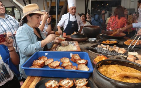 Fanny Vergara Ibarra, una investigadora de la cocina ancestral y tradicional de la provincia de Manabí, aparece detrás del horno manabita.
