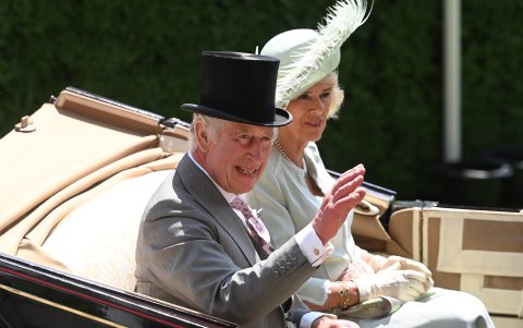 Durante las carreras de caballos.