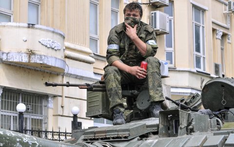 Miembro del amotinado grupo de mercenarios rusos Wagner encima de un blindado tras tomar el control de la ciudad de Rostov, en el sur de Rusia. (Rusia, Ucrania)