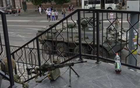 Se desplegaron vehículos blindados y de seguridad después de que el jefe del Grupo Wagner, Yevgeny Prigozhin, dijera en un video que sus tropas habían ocupado el edificio de la sede del Distrito Militar del Sur, exigiendo una reunión con los jefes de defensa de Rusia.