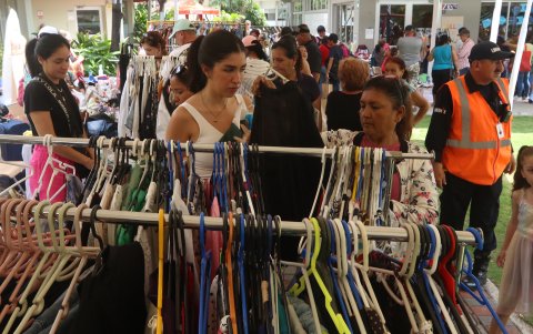 Más de 2.000 personas se dieron cita en el bazar del Alemán Humboldt.