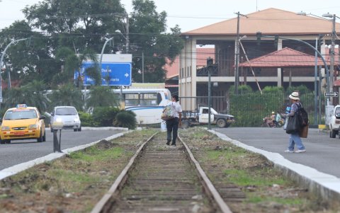 Los rieles del ferrocarril acumulan maleza y basura.