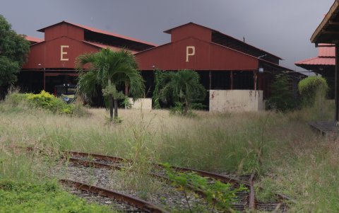 Las instalaciones del ferrocarril están custodiadas por un guardia que impide el ingreso de extraños, pero desde fuera se observa el deterioro.