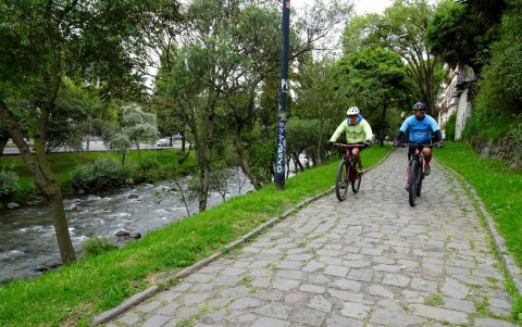 A orillas del  cristalino río Tomebamba, en Cuenca, la gente corre, camina, hace deporte o hasta picnics.