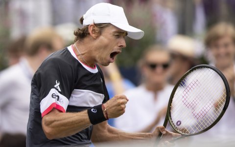 El australiano Alex De Miñaur intenta superar al legendario Novak Djokovic.