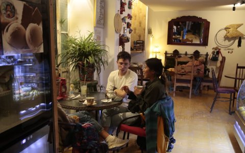 Negocios. Numerosos restaurantes, cafés y bares atraen a comensales al barrio.