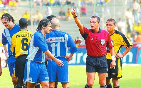 Pedro Ramos en uno de los Clásicos del Astillero que le tocó pitar.