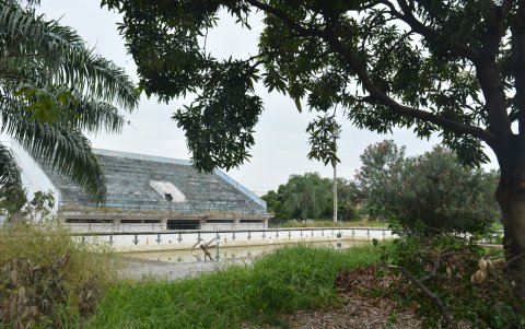 Algunos espacios del parque Forestal, como la piscina, están totalmente descuidados.
