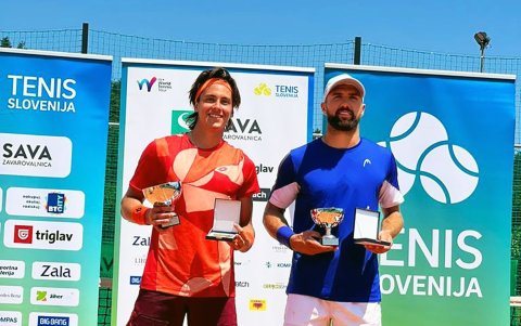 Álvaro Guillén (i) coronado en el M15 de Store, en Eslovenia, su primer título profesional en singles con 20 años de edad.