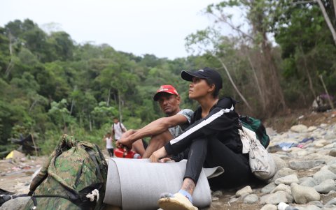 Una pareja toma un descanso mientras sus rostros reflejan cansancio e incertidumbre.