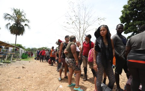 Al llegar a los refugios deben pasar un control donde son revisados por las autoridades.