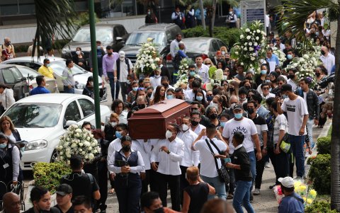 En el funeral del presentador.