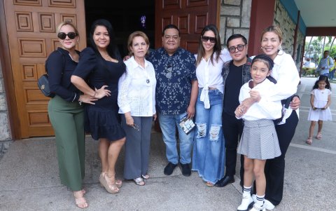 Cinthya Naveda, Priscilla Tomalá, Dora Carreño, Marlon Acosta, Mónica Bucheli, El Cuy y Jasú con su hija, Leonela.
