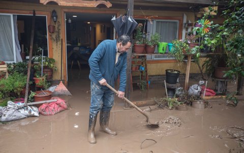 Un residente limpia hoy lunes 26 de junio de 2026 los daños causados en su vivienda tras la crecida del río Cachapoal, producto de las intensas lluvias en la comuna de Coltauco (Chile).