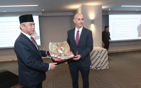 Agung Kurniadi, embajador de Indonesia, entrega el escudo de armas y la bandera de su país, al cónsul honorario, Juan Carlos Díaz-Granados.