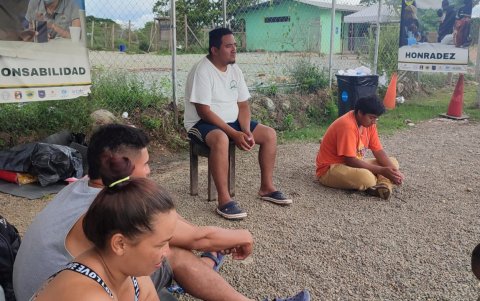 Los migrantes tenían un taller automotor con más de 30 años. Las vacunas lo obligaron a huir.