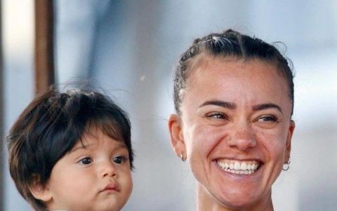 Érica Rocha, su esposa y también marchista brasileña, junto a su hijo, Kylian.