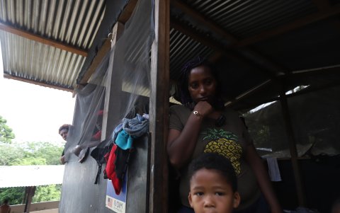 La familia reside en un pequeño dormitorio. Las 11 personas duermen ahí