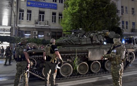 Militares de la compañía militar privada (PMC) Wagner Group se preparan para salir del centro de Rostov-on-Don, al sur de Rusia, el 24 de junio de 2023.