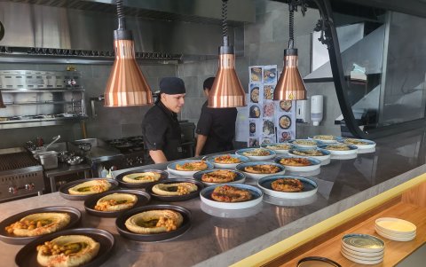 El menú está conformado por más de 50 platos, entre entradas, platos fuertes y postres.