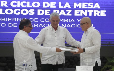 El presidente de Colombia Gustavo Petro (i), entrega documentos al jefe máximo de la guerrilla del ELN, Antonio García (d), acompañados del presidente de Cuba Miguel Díaz Canel (c), en La Habana.