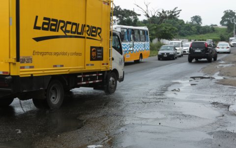 El paso de los vehículos se vuelve complicado en la vía; mientras que para los peatones representa un peligro intentar cruzarla.