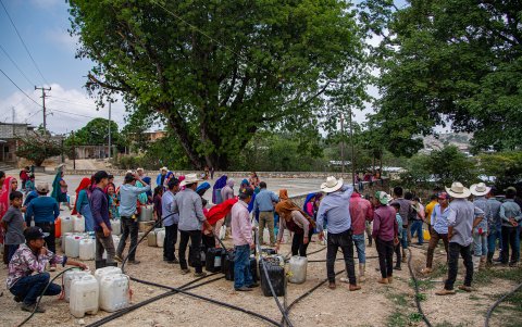 Cientos de indígenas mayas tzotziles padecen los estragos de la ola de calor y la crisis climática en el país, pues sus fuentes de agua se han secado.