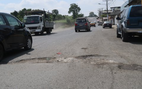 Los automotores deben circular muy apagados a las veredas para esquivar los huecos de las calles.