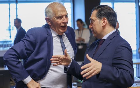 Josep Borrell asiste (I) y el Ministro español de Asuntos Exteriores, José Manuel Albares Bueno (D), al inicio del Consejo de Asuntos Exteriores de la UE en Luxemburgo.